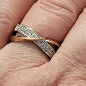 Gorgeous Sterling silver crossover ring w rose gold Stunning